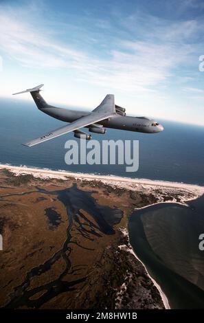 Eine Air-to-Air-Seitenansicht eines 438. Airlift Wing, C-141 Starlifter, der über die Küste von New Jersey fliegt. Der C-141, Hecknummer 40616 bietet Luftschub über große Entfernungen für Air Mobility Command. Exaktes Datum Aufnahme Unbekannt. Basis: Luftwaffenstützpunkt McGuire Bundesstaat: New Jersey (NJ) Land: Vereinigte Staaten von Amerika (USA) Stockfoto