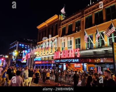 Nashville, Tennessee, USA - 22. Juni 2022 - die Nachtszene und Menschenmassen vor Jason Aldean's Kitchen and Rooftop Bar Stockfoto