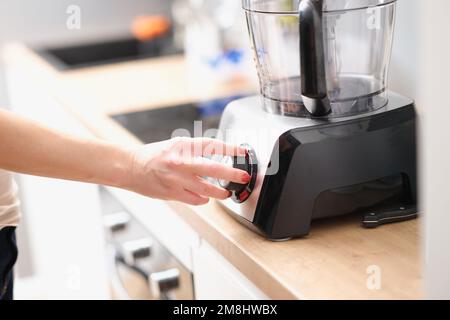 Kochen mit Mixer, Mixer und Küchenutensilien Stockfoto