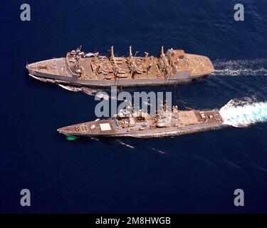 Ein Blick von oben auf den Nachfüllöler USS WICHITA (AOR-1), der mit dem Zerstörer USS PAUL F. FOSTER (DD-964) vor der Küste von San Diego Nachfüllarbeiten durchführt. Land: Pazifik (POC) Stockfoto