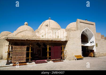 Teppiche zum Verkauf, Toqi Zargaron (Trading Dome), Buhkara, Usbekistan Stockfoto