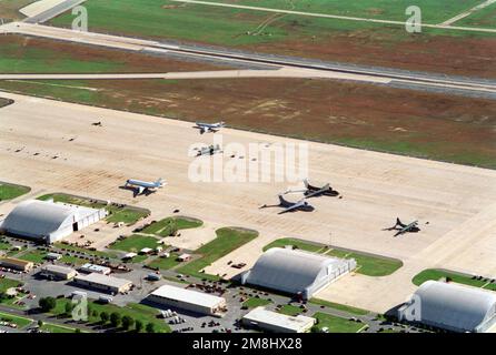 Luftaufnahme verschiedener Flugzeuge, die auf der Fluglinie auf der Südseite der Basis geparkt sind. Basis: Luftwaffenstützpunkt Andrews Bundesstaat: Maryland (MD) Land: Vereinigte Staaten von Amerika (USA) Stockfoto