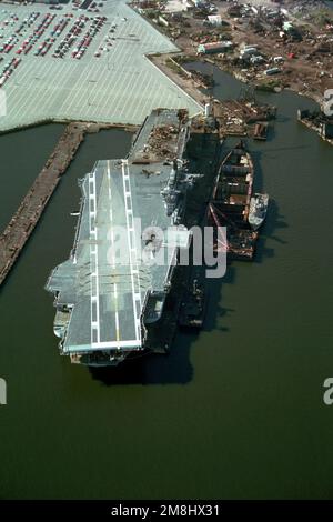 Ein Blick vom Heck auf den Flugzeugträger CORAL SEA (CV-43), der am Lambert Point zum Abwracken durch die Seawitch Salvage Co Der Hügel des Handelsschiffs SS SEAWITCH und der Ozean Minesweeper ILLUSIVE (MSO-448), die ebenfalls demontiert werden, befinden sich auf der Steuerbordseite des Transporters. Basis: Baltimore Bundesstaat: Maryland (MD) Land: Vereinigte Staaten von Amerika (USA) Stockfoto