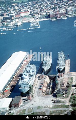 Luftaufnahme verschiedener militärischer Sealift-Kommandoschiffe mit Reservestatus, die am North Locust Point Marine Terminal festgemacht sind. Von links nach rechts: Das Luftfrachtlogistikschiff USNS WRIGHT (T-AVR-3) des Typs C-5-S-78a und die Frachtschiffe des Typs C-3-S-37c CAPE CARTHAGE (T-AK-5042) und CAPE CATOCHE (T-AK-5043). Basis: Baltimore Bundesstaat: Maryland (MD) Land: Vereinigte Staaten von Amerika (USA) Stockfoto