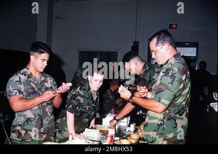 Medizinische und zahnärztliche Untersuchungen, im Jordan Gym vor dem Einsatz der 24. Infanterie Division in Somalia. Basis: Fort Stewart Bundesstaat: Georgia (GA) Land: Vereinigte Staaten von Amerika (USA) Stockfoto