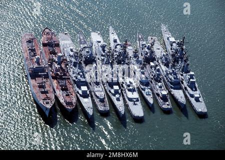 Eine Luftaufnahme von Einheit 6E der James River Reserve-Flotte. Es umfasst zwei AK-Transportschiffe, drei John-Adams- und vier Farragut-Raketenzerstörer und den Gearing-Class-Desgtroyer William C. LAWE (DD-763). Die LAWE wurde aus dem Marineregister gestrichen und soll als Ziel versenkt werden. Die anderen Zerstörer sollen als Schrott verkauft werden. Basis: James River Bundesstaat: Virginia (VA) Land: Vereinigte Staaten von Amerika (USA) Stockfoto