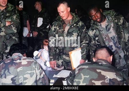 Medizinische und zahnärztliche Untersuchungen, im Jordan Gym vor dem Einsatz der 24. Infanterie Division in Somalia. Basis: Fort Stewart Bundesstaat: Georgia (GA) Land: Vereinigte Staaten von Amerika (USA) Stockfoto