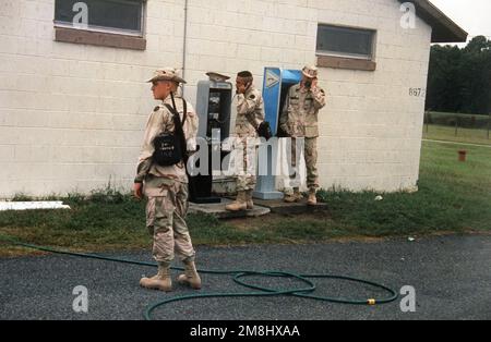 Mitglieder der 3. Bataillon-41.-Feldartillerie, 24. Infanteriedivision am Hunter Army Airfield, vor ihrem Abflug nach Somalia. Basis: Fort Stewart Bundesstaat: Georgia (GA) Land: Vereinigte Staaten von Amerika (USA) Stockfoto