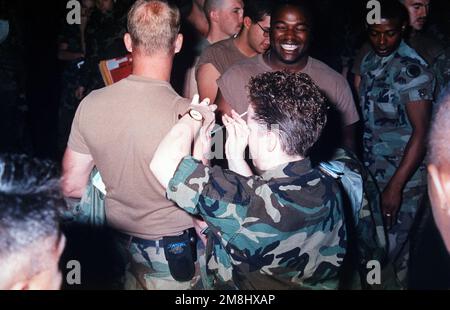 Medizinische und zahnärztliche Untersuchungen, im Jordan Gym vor dem Einsatz der 24. Infanterie Division in Somalia. Basis: Fort Stewart Bundesstaat: Georgia (GA) Land: Vereinigte Staaten von Amerika (USA) Stockfoto