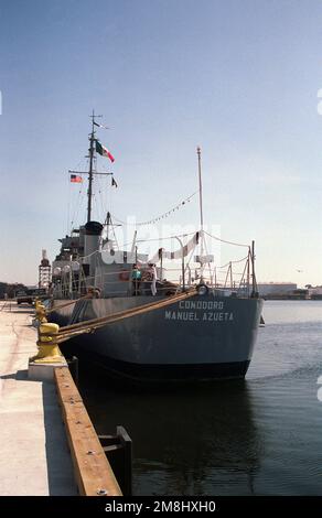 Ein strenger Blick auf das Ausbildungsschiff COMODORO MANUEL AZUETA (A-06) der mexikanischen Marine, das während des Hafens an einen Pier gebunden ist. Das Schiff ist das ehemalige Zerstörerschiff USS HURST (DE-250) und besucht den Hafen für das goldene Jubiläumsfest der Vereinigung USS HUSE (DE-145). HUSE und HURST wurden 1943 in Orange, Texas, gebaut und 1965 stillgelegt. Basis: Tampa Bundesstaat: Florida (FL) Land: Vereinigte Staaten von Amerika (USA) Stockfoto