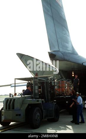 Marinepersonal, das mit einem Gabelstapler in unebenem Gelände die Ausrüstung der Marine ablädt, einschließlich einer Palette mit Munition aus dem C-141B-Starlifter-Flugzeug. Das Flugzeug brachte die ersten Marines (33) nach Guantanamo Bay, um die jüngsten Probleme in Haiti zu unterstützen. Basis: Guantanamo Bay Country: Kuba (CUB) Stockfoto