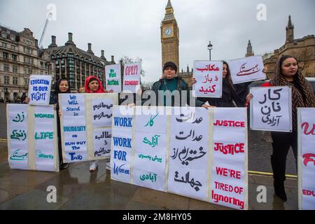 London, Großbritannien. 14. Januar 2023. Die Afghanen protestieren gegen die Taliban und fordern Bildung und Arbeitsfreiheit außerhalb des britischen Parlaments. (Kreditbild: © Tayfun Salci/ZUMA Press Wire) NUR REDAKTIONELLE VERWENDUNG! Nicht für den kommerziellen GEBRAUCH! Kredit: ZUMA Press, Inc./Alamy Live News Stockfoto