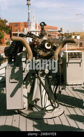 Nahaufnahme der Mark 38 25mm-Pistole, die am Bug des Küstenpatrouillenschiffs USS TEMPEST (PC-2) montiert ist. Das Schiff liegt am Washington Navy Yard an und ist für öffentliche Touren geöffnet. Basis: Washington State: District of Columbia (DC) Land: Vereinigte Staaten von Amerika (USA) Stockfoto