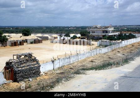 DA-ST-96-00341... MOGADISCHU, SOMALIA... 30. Oktober 1993... Operation "Weiter Hoffen". Ein Blick auf die Hunter Base, Heimstadion des 561. Signalbataillons, der 40. Transportation Company und der 196. Quartermaster Company. Auf einer CONEX wurden Sandsäcke platziert, um einen Wandbruch zu verstärken. Operation/Serie: FORTSETZUNG DER HOFFNUNGSBASIS: Mogadischu-Land: Somalia (SOM) Stockfoto