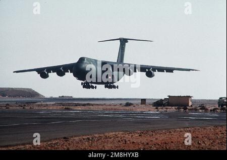 Eine C-5B landet auf dem Kairo West Luftwaffenstützpunkt. Betreff Betrieb/Serie: Bright Star 94 Basis: Kairo Land: Ägypten (EGY) Stockfoto