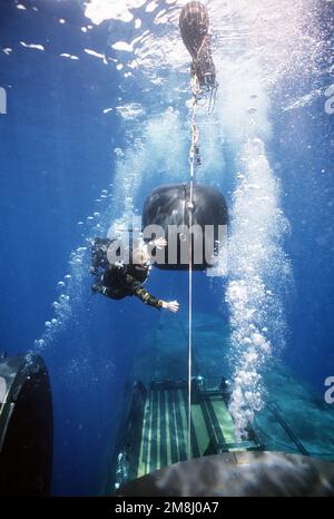 Die Besatzung des Drydock Shelter (DDS) schwimmt während des Spezialtrainings für Duel Shelter vor der Küste von Oahu, Hawaii, an Bord des nuklearbetriebenen U-Boots USS KAMEHAMEHA (SSN-642) entlang der Verbindungslinie zum DDS. Basis: USS Kamehameha Land: Pazifik (POC) Stockfoto