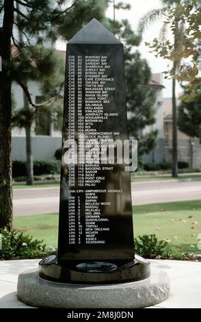 Ein Blick auf das United States Aircraft Carrier Memorial am Harbor Drive in der Nähe des Naval Supply Depot. Die Gedenkstätte wurde von Veteranen von Flugzeugträgern entworfen und am 17. Februar 1993 eingeweiht. Basis: San Diego Staat: Kalifornien (CA) Land: Vereinigte Staaten von Amerika (USA) Stockfoto
