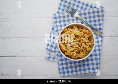Hausgemachte gekochte Pasta auf einem Teller auf dem Tisch. Stockfoto