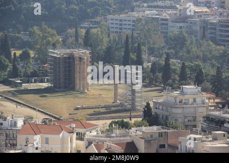 Ein Blick aus der Vogelperspektive auf den Tempel des Olympischen Zeus, umgeben von Bäumen und anderen Gebäuden Stockfoto