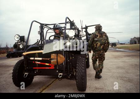 Mitglieder der Spezialtaktik-Staffel 320. üben auf- und Abladen eines leichten Spezialfahrzeugs aus einem MH-53J Pave Low III Hubschrauber während Fohlen Eagle '93. Einsatzgebiet/Serie: FOHLEN-ADLER '93 Stützpunkt: Taegu Luftwaffenstützpunkt Land: Korea Stockfoto