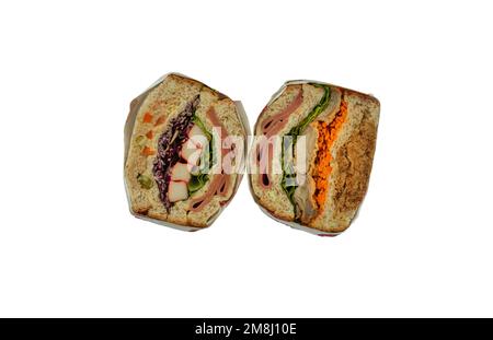 Hausgemachte Sandwichs gefüllt mit Schinken, Käse, Krabbenstäbchen, Schweinefleisch, Mayonnaise, Getrocknetes Schweineschredder, Purpurkohl und gemischtes Gemüse, isoliert auf Stockfoto