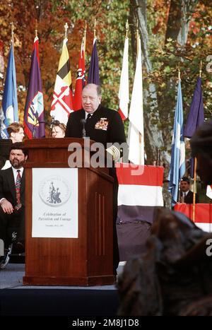 Ehemaliger Vorsitzender der Generalstabschef Admiral William J. Crowe, USN (Ret.) Spricht während der Einweihungszeremonie des Vietnam Women's Memorial in der National Mall. Das Denkmal ist den mehr als 265.000 Frauen gewidmet, die während des Vietnamkonflikts in den Streitkräften dienten. Basis: Washington State: District of Columbia (DC) Land: Vereinigte Staaten von Amerika (USA) Stockfoto