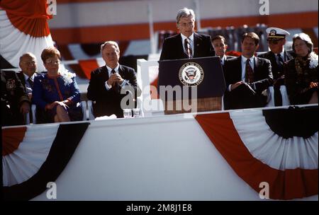 Virginia ist in den USA Senator John W. Warner, ehemaliger Marineminister, Spricht von dem Flugzeugträger als „Symbol für Amerikas Engagement“ für die versammelte Menge von 16.000 während der Taufe des nuklearbetriebenen Flugzeugträgers John C. Stennis (CVN-74) der Nimitz-Klasse im Newport News Ship Building and Dry Dock Corporation. Basis: Newport News Bundesstaat: Virginia (VA) Land: Vereinigte Staaten von Amerika (USA) Stockfoto