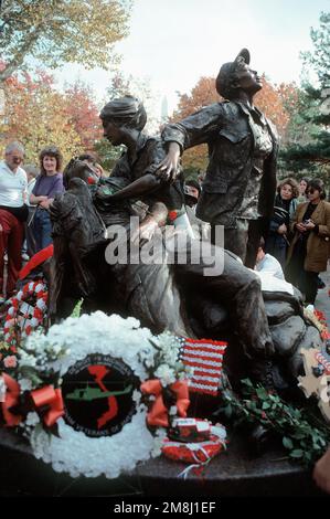 Ein Blick auf die Vietnam Women's Memorial Statue nach der Enthüllung und Hingabe an der National Mall am Veteranentag. Die Statue wurde von der Bildhauerin Glenna Goodacre geschaffen und ist den mehr als 265.000 Frauen gewidmet, die während des Vietnamkonflikts in den Streitkräften dienten. Basis: Washington State: District of Columbia (DC) Land: Vereinigte Staaten von Amerika (USA) Stockfoto