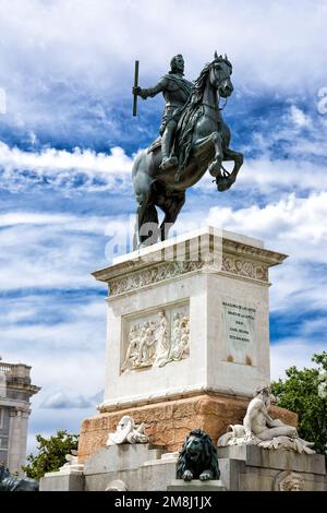 Madrid, Spanien - 20. Juni 2022: Reiterdenkmal für Philip IV in den Gärten des Königspalastes auf der Plaza de Oriente, Madrid Stockfoto