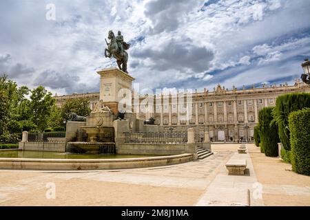 Madrid, Spanien - 20. Juni 2022: Reiterdenkmal für Philip IV in den Gärten des Königspalastes auf der Plaza de Oriente, Madrid Stockfoto