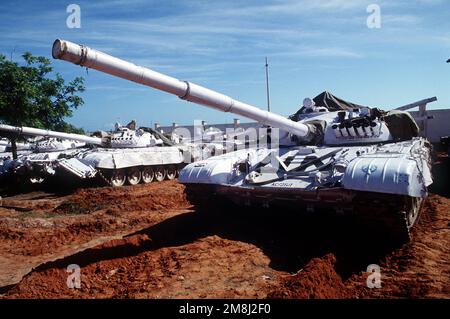 Panzer der Vereinten Nationen auf dem belgischen Gelände in Kismayo. Die UNO-Truppen sind in Somalia, um die Operation zu unterstützen. Vorderansicht eines T-72-Hauptpanzers mit UN-Markierungen. Operation/Serie: FORTSETZUNG DER HOFFNUNGSBASIS: Kismayo Land: Somalia (SOM) Stockfoto