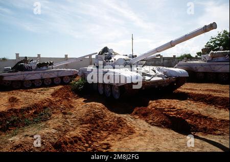 Panzer der Vereinten Nationen auf dem belgischen Gelände in Kismayo. 3/4 Ansicht von rechts eines T-72-Hauptpanzers mit UN-Markierungen. Die UNO-Truppen sind in Somalia, um DIE OPERATION zu unterstützen. Operation/Serie: FORTSETZUNG DER HOFFNUNGSBASIS: Kismayo Land: Somalia (SOM) Stockfoto