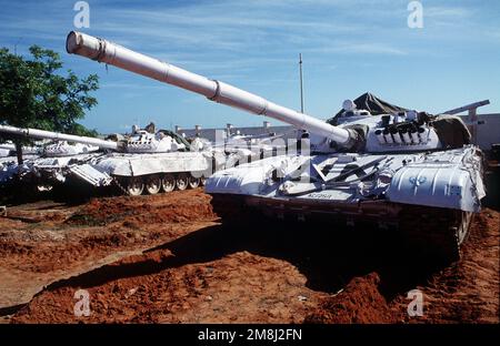 Panzer der Vereinten Nationen auf dem belgischen Gelände in Kismayo. Die UNO-Truppen sind in Somalia, um die Operation zu unterstützen. Vorderansicht eines T-72-Hauptpanzers mit UN-Markierungen. Operation/Serie: FORTSETZUNG DER HOFFNUNGSBASIS: Kismayo Land: Somalia (SOM) Stockfoto