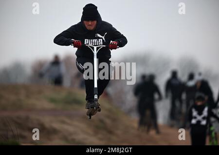 Ein Motorroller in Aktion auf einer BMX- und Pumpstrecke in der Nähe von Fleet in Hampshire. Stockfoto