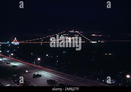 Ein Hafenblick bei Nacht auf das amphibische Sturmschiff USS KEARSAGE (LHD-3), das mit Weihnachtslichtern für die Weihnachtszeit ausgestattet ist, während es an der Nordseite von Pier neun gefesselt ist. Basis: Marine Air Station, Norfolk Bundesstaat: Virginia (VA) Land: Vereinigte Staaten von Amerika (USA) Stockfoto