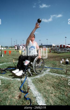 Die Athleten der 13. jährlichen Rollstuhlspiele der National Veterans nahmen an 12 großen Sportarten Teil. Um gleiche Chancen zu gewährleisten, wurden Sportler entsprechend ihren Fähigkeiten in sieben Klassen eingeteilt. Randy Dalton wirft das Gewehr während des Leichtathletikwettbewerbs. Basis: San Antonio Staat: Texas (TX) Land: Vereinigte Staaten von Amerika (USA) Stockfoto