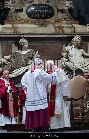 Vatikan. 14. Januar 2023. 14. Januar 2023 - PAPST FRANZISKUS leitet die Beerdigung von Kardinal George Pell in St. Petersdom im Vatikan - © EvandroInetti via ZUMA Wire (Kreditbild: © Evandro Inetti/ZUMA Press Wire) NUR REDAKTIONELLE VERWENDUNG! Nicht für den kommerziellen GEBRAUCH! Kredit: ZUMA Press, Inc./Alamy Live News Stockfoto