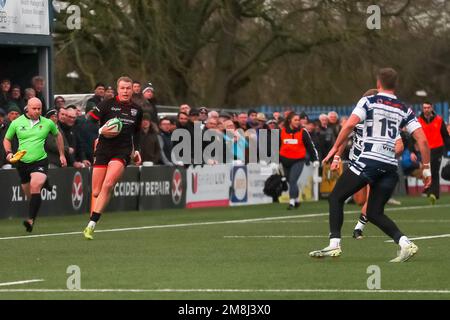 Coventry, Großbritannien. 14. Januar 2023. *** Benjamin Woollett bricht am 14. Januar 2023 während des Spiels der Rugby Championship zwischen Coventry und Jersey Reds in der Butts Park Arena, Coventry, Großbritannien, für Jersey aus. Foto von Simon Hall. Nur redaktionelle Verwendung, Lizenz für kommerzielle Verwendung erforderlich. Keine Verwendung bei Wetten, Spielen oder Veröffentlichungen von Clubs/Ligen/Spielern. Kredit: UK Sports Pics Ltd/Alamy Live News Stockfoto