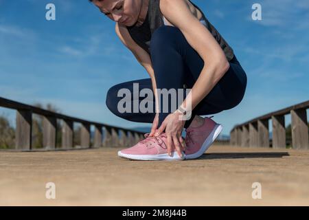 Schmerzhafte Verletzungen ausgeführt. Detail der Runner ihren Knöchel Holding. Stockfoto