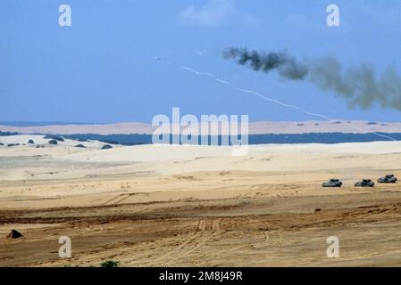 Eine Rauchspur und die weiße Ladelinie kennzeichnen die Flugbahn der Mine Clearing Line Charge oder MICLIC. Die MICLIC ist eine mit Raketen angetriebene Leitungsladung, die Hindernisse, Mauern oder Minenfelder durchbrechen kann. Der MICLIC verfügt über eine 350-Fuß-Ladung, die durch ein 205-Fuß-Fangseil gesichert ist. Die Leitungsladung enthält 1840 Pfund C-4 Sprengstoff. Der Schuss fand während einer Übung statt. Einsatzgebiet/Serie: UNOSOM II Basis: Mogadischu Land: Somalia (SOM) Stockfoto
