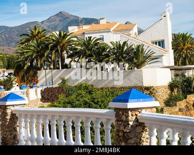 Archetekturelle Details, die typisch spanisch sind in Nerja an der Costa del Sol im Süden Spaniens Stockfoto