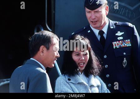 MAJ. Nguyen Quy an und seine Tochter Kim Ngoc werden von OBERST begrüßt. Robert D. Phillips, Vizebefehlshaber, 60. Luftwaffenflügel, bei Ankunft in Travis AFB. An, Empfänger des Distinguished Flying Cross, riskierte sein Leben, indem er seinen CH-34 Sikorsky Helikopter in den Weg eines UH-1H Helikopters flog, um ihn zu zwingen, eine unsichere Landung auf einem Feld abzubrechen, sabotiert vom Feind, und dann brachte er den verkrüppelten Helikopter in einen sicheren Hafen. Der damalige Captain der südvietnamesischen Luftwaffe evakuierte die vier amerikanischen Soldaten aus dem von Scharfschützen gefüllten Dschungel in Laos. Exaktes Datum Aufnahme unbekannt. Veröffentlicht im AIRMAN Magazine Stockfoto