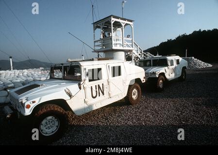 United Nations High-Mobility Multipurpose Wheeled Vehicle (HMMWV) wartet am Außenposten U-51B in den Hügeln Nordmazedoniens. Soldaten der 1. Panzerdivision, Baumholder, Deutschland, halten an den mazedonischen serbischen Grenzen unter der UNPROFOR eine Präsenz. Die Einheit unterhält 10 Außenposten entlang der Grenze. Einsatzgebiet/Serie: Einsatzkräfte bereitstellen Land: Mazedonien (MKD) Stockfoto