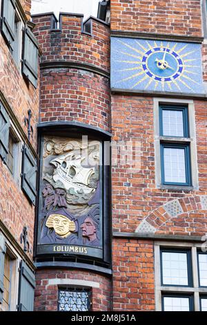 Bremen, Deutschland - 13. November 2022: Glockenspiel-Haus mit Kutsche und rotierenden Porträts berühmter Persönlichkeiten klingeln dreimal täglich in Bremen Stockfoto