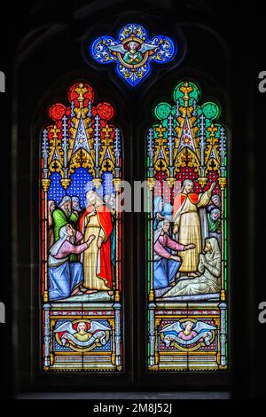 Eines der Buntglasfenster auf der Nordseite der St. Marys Kirche in Long Preston, North Yorkshire Stockfoto