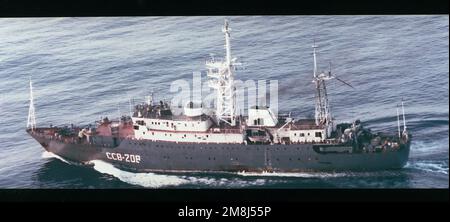 Seitlicher Blick aus der Luft auf das im Gange befindliche Nachrichtensammelschiff Kuriliy (SSV-208) der russischen Marine Pacific Fleet der Klasse Vishnya. Land: Pazifik (POC) Stockfoto