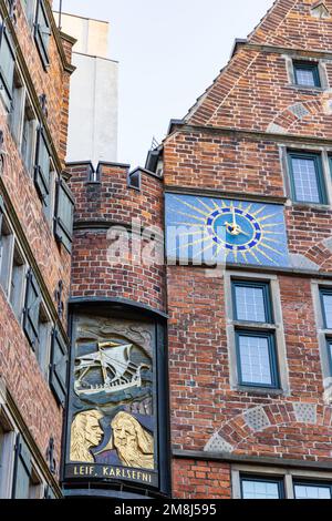 Bremen, Deutschland - 13. November 2022: Glockenspiel-Haus mit Kutsche und rotierenden Porträts berühmter Persönlichkeiten klingeln dreimal täglich in Bremen Stockfoto