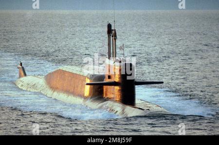 Ein Steuerbord-Bugblick auf ein russisches Navy Northern Fleet DELTA IV-Unterseeboot mit nuklearbetriebenen ballistischen Raketen, das auf der Oberfläche unterwegs ist. Land: Ostsee Stockfoto