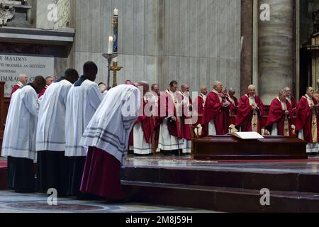 Vatikan. 14. Januar 2023. 14. Januar 2023 - PAPST FRANZISKUS leitet die Beerdigung von Kardinal George Pell in St. Petersdom im Vatikan - © EvandroInetti via ZUMA Wire (Kreditbild: © Evandro Inetti/ZUMA Press Wire) NUR REDAKTIONELLE VERWENDUNG! Nicht für den kommerziellen GEBRAUCH! Kredit: ZUMA Press, Inc./Alamy Live News Stockfoto