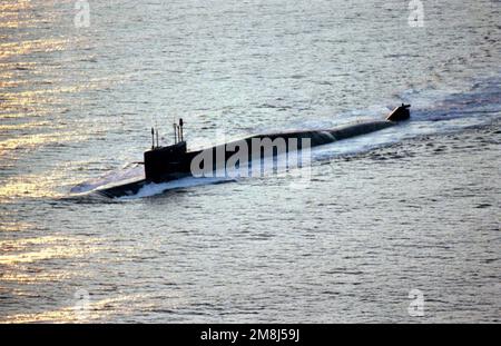 Ein Lufthafen-Bugblick auf das russische Navy Northern Fleet DELTA IV Klasse nuklearbetriebene ballistische Raketen-U-Boot, das auf der Oberfläche unterwegs ist. Land: Ostsee Stockfoto